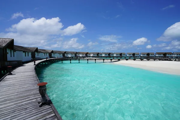 Cabañas Blancas Tradicionales Las Maldivas Sobre Mar — Foto de Stock
