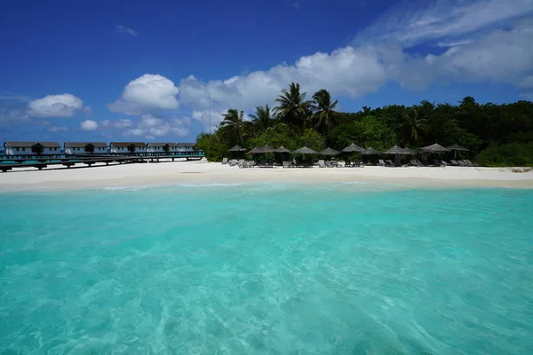Традиционные Белые Хижины Мальдивах Над Морем Зонтики Пляже — стоковое фото