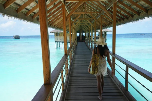 Visão Traseira Mulher Andando Cais Sobre Mar — Fotografia de Stock