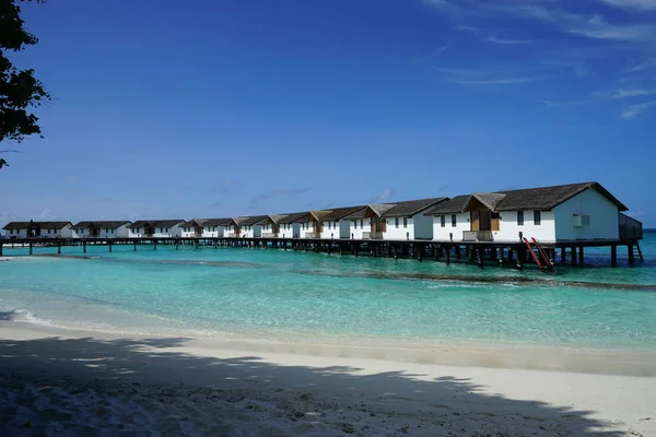 Cabañas Blancas Tradicionales Las Maldivas Sobre Mar — Foto de Stock