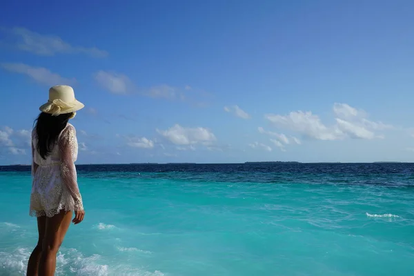 Parlak Güneş Işığı Mavi Deniz Yoluyla Duran Kadın — Stok fotoğraf