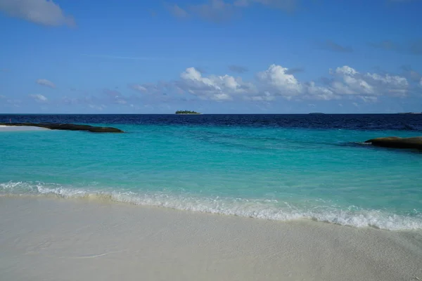 Vue Panoramique Eau Bleue Sous Soleil Ciel Nuageux Éclairé — Photo