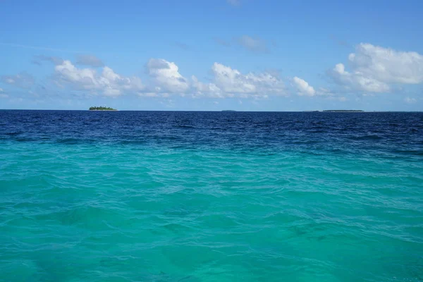 Malerischer Blick Auf Das Meer Mit Inseln Horizont Und Bewölktem — Stockfoto