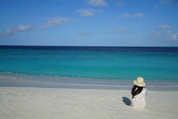 Dikiz Deniz Kumlu Plajda Otururken Şapka Giyen Kadın — Stok fotoğraf