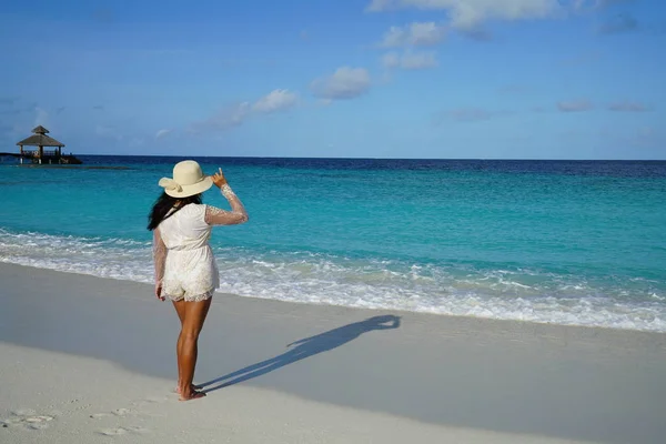 Rückansicht Einer Frau Mit Hut Posiert Sandstrand Meer — Stockfoto