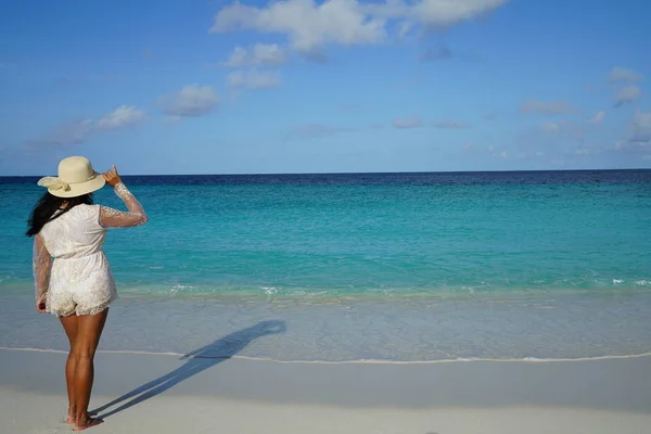 Dikiz Deniz Kum Plajındaki Poz Şapka Giyen Kadın — Stok fotoğraf