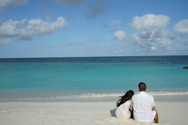 Rückansicht Eines Paares Das Sandstrand Meer Sitzt Und Sich Umarmt — Stockfoto
