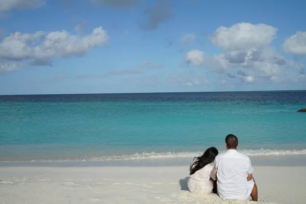 Vista Trasera Pareja Sentada Abrazándose Playa Arena Por Mar — Foto de Stock