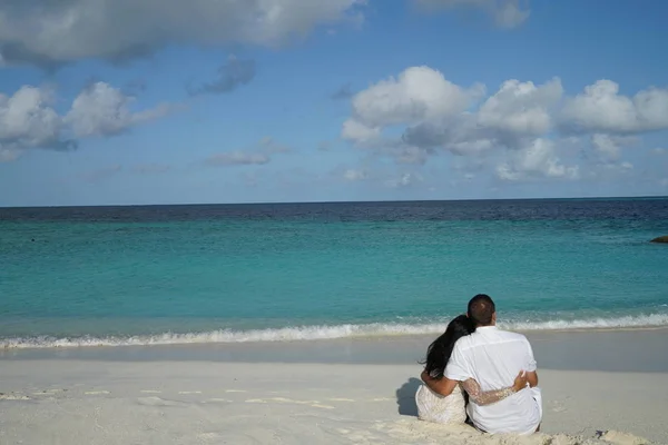 Vista Trasera Pareja Sentada Abrazándose Playa Arena Por Mar — Foto de Stock