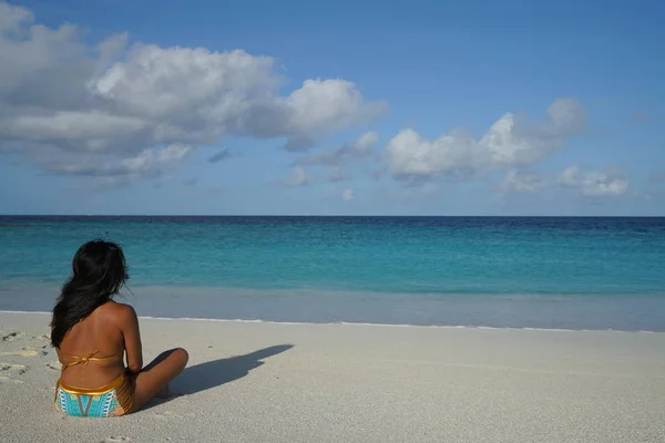 Frau Bikini Sitzt Sandstrand Sonnenlicht — Stockfoto