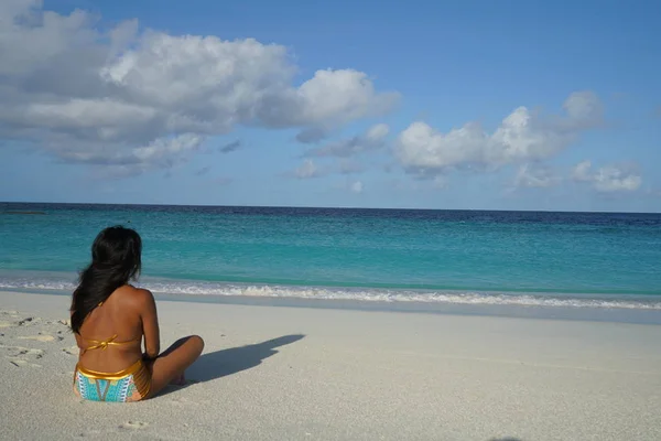 Güneş Işığı Altında Kum Plajındaki Oturan Bikini Giyen Kadın — Stok fotoğraf