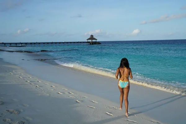 Güneş Işığı Içinde Kumlu Plajda Çalışan Bikini Kadın — Stok fotoğraf