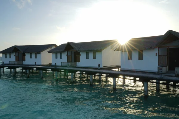 Традиционные Белые Хижины Мальдивах Над Морем Освещенные Восходом Солнца — стоковое фото