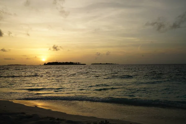 Κύματα Σερφ Που Κυλώντας Στην Παραλία Συννεφιασμένο Ουρανό Στο Ηλιοβασίλεμα — Φωτογραφία Αρχείου