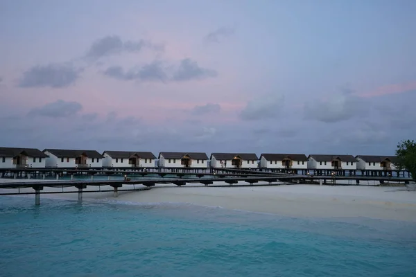 Cabañas Blancas Tradicionales Las Maldivas Sobre Mar Atardecer — Foto de Stock