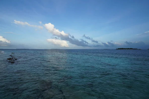 Vista Panorámica Del Mar Con Isla Horizonte Cielo Nublado — Foto de Stock