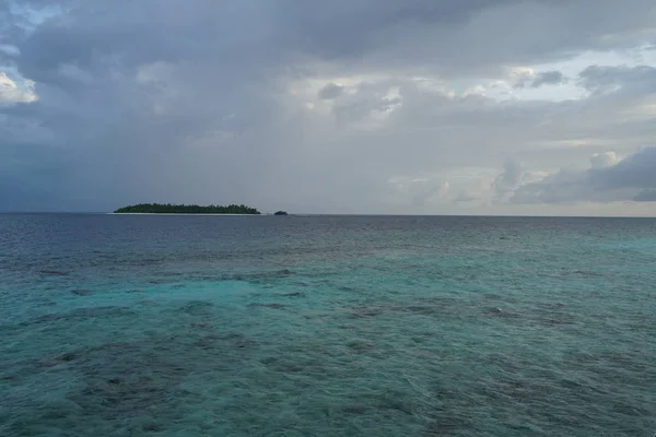 Vista Panorámica Del Mar Con Isla Horizonte Cielo Nublado — Foto de Stock