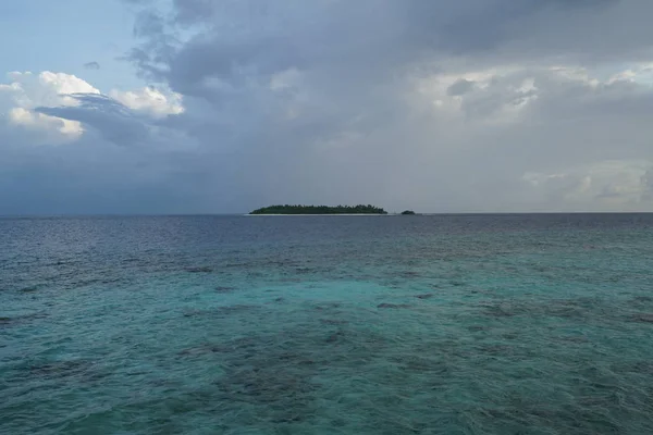 Vista Panorámica Del Mar Con Isla Horizonte Cielo Nublado — Foto de Stock