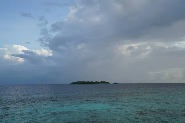 Scenic View Sea Island Horizon Cloudy Sky — Stock Photo, Image