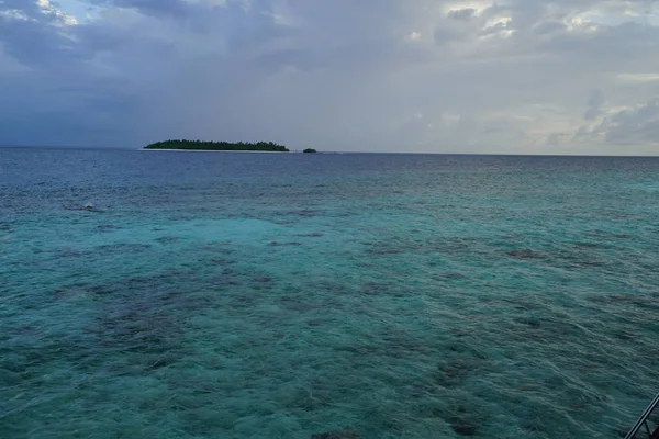 Vista Panorámica Del Mar Con Isla Horizonte Cielo Nublado — Foto de Stock