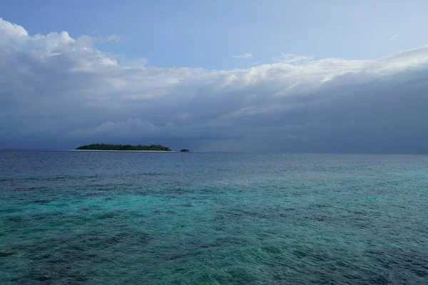 Vista Panorámica Del Mar Con Isla Horizonte Cielo Nublado — Foto de Stock