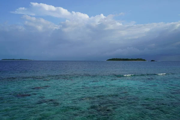 ada deniz doğal görünümü ufuk ve bulutlu gökyüzü
