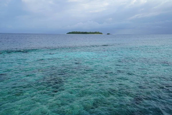 Vista Panorámica Del Mar Con Isla Horizonte Cielo Nublado — Foto de Stock