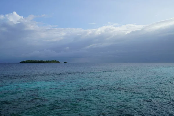 Scenic View Sea Island Horizon Cloudy Sky — Stock Photo, Image