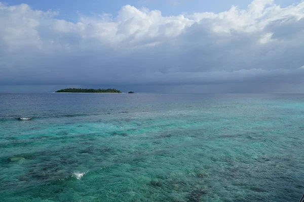 Vista Panorámica Del Mar Con Isla Horizonte Cielo Nublado —  Fotos de Stock