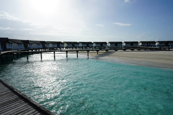 Cabañas Blancas Tradicionales Las Maldivas Sobre Mar — Foto de Stock