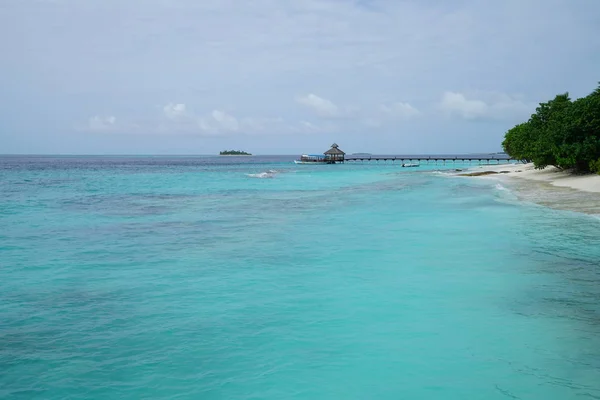 Paesaggio Lagunare Blu Con Bungalow Lontano — Foto Stock