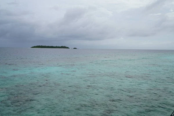 Мальовничий Вид Море Островом Горизонті Хмарному Небі — стокове фото
