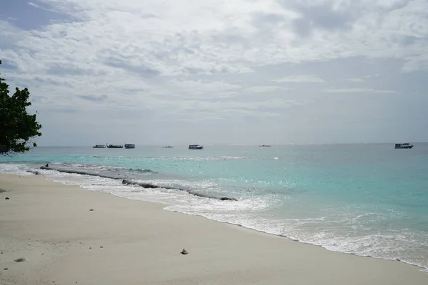 Piękny Widok Piaszczystej Plaży Pochmurnego Nieba — Zdjęcie stockowe