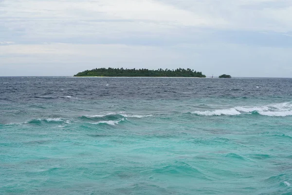 Vista Panorâmica Mar Com Ilha Horizonte Céu Nublado — Fotografia de Stock