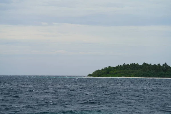 Vista Panorâmica Mar Com Ilha Horizonte Céu Nublado — Fotografia de Stock