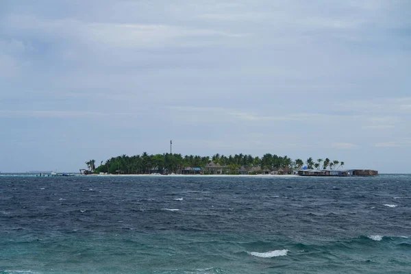 Живописный Вид Море Островом Горизонте Облачным Небом — стоковое фото