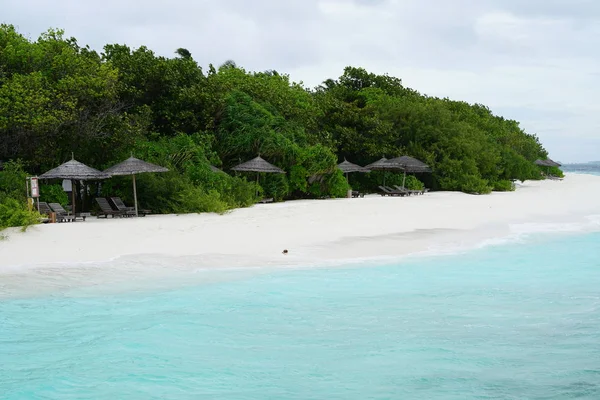 Vista Playa Arena Con Sombrillas Palmeras Sobre Agua Clara — Foto de Stock