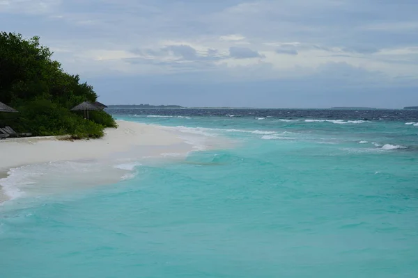 Vista Sulla Spiaggia Sabbiosa Con Ombrelloni Palme Sull Acqua Limpida — Foto Stock