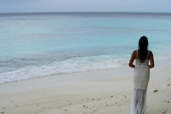 Mavi Deniz Ile Kumlu Plajda Duran Beyaz Elbiseli Kadın — Stok fotoğraf