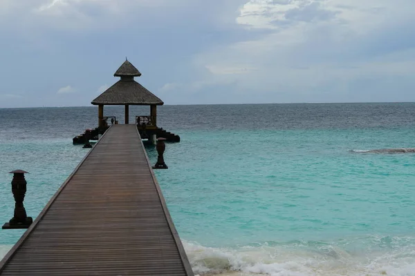 Ismarlayarak Bungalov Kulübe Denizi Ile Pier — Stok fotoğraf