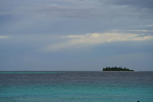Vista Panorámica Del Mar Con Isla Horizonte Cielo Nublado —  Fotos de Stock