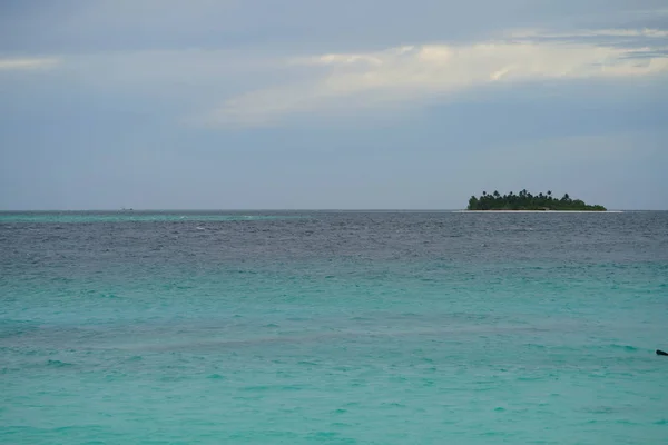 Vista Panorâmica Mar Com Ilha Horizonte Céu Nublado — Fotografia de Stock