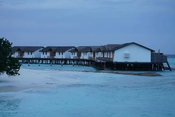Παραδοσιακό Λευκό Καλύβες Στις Μαλδίβες Πάνω Στη Θάλασσα Στο Σούρουπο — Φωτογραφία Αρχείου