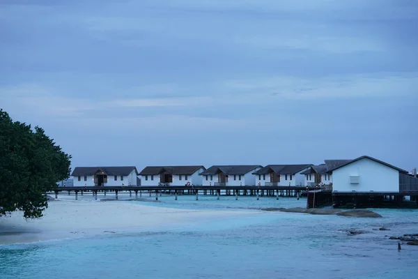 Cabañas Blancas Tradicionales Las Maldivas Sobre Mar Atardecer — Foto de Stock
