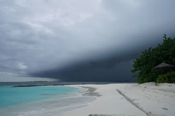 Δραματική Σύννεφα Πάνω Από Την Αμμώδη Παραλία Και Φουρτουνιασμένη Θάλασσα — Φωτογραφία Αρχείου