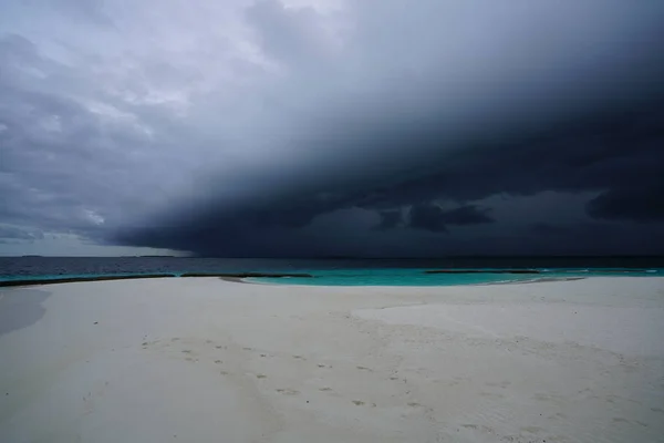 Nuages Spectaculaires Sur Plage Sable Mer Orageuse — Photo