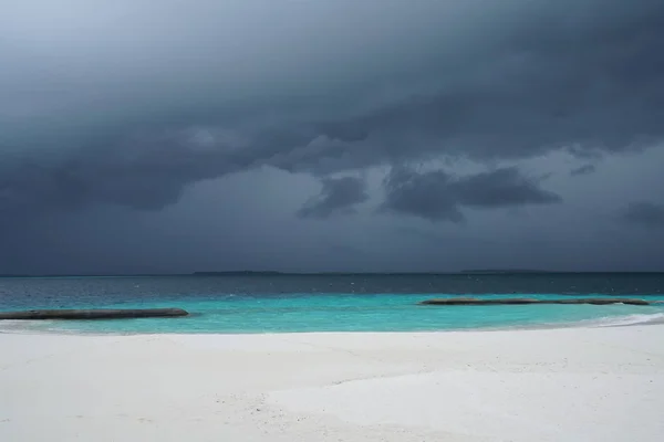 Δραματική Σύννεφα Πάνω Από Την Αμμώδη Παραλία Και Φουρτουνιασμένη Θάλασσα — Φωτογραφία Αρχείου