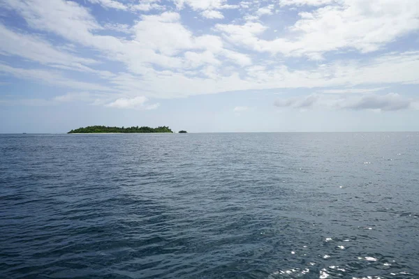 Vista Panorámica Del Mar Con Isla Horizonte Cielo Nublado — Foto de Stock