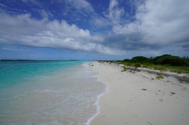 Sahilde güzel bir ıssız ada Maldivler görünümünü