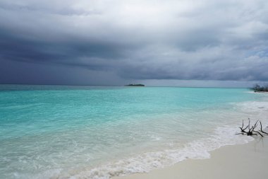 Muson Mevsiminde okyanus manzarası Maldivler ıssız bir adada